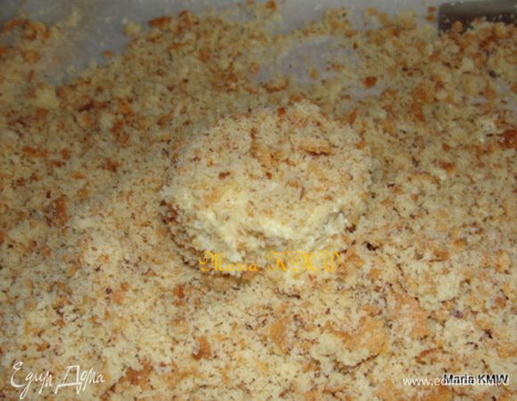 После обвалять в оставшихся от вырезки крошках. Выложить на блюдо и убрать для охлаждения в холодильник.