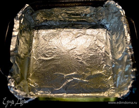 Разогреть духовку до 160 гр.
Подготовим форму квадратную,смажем маслом, застелим бумагой для выпечки или фольгой,смажем опять слив.маслом. Отставим в сторону.
