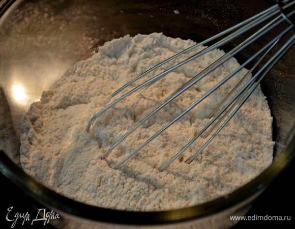 Смешаем муку,разрыхлитель и соль.