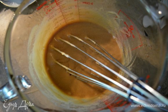 Отдельно смешаем корич. сахар с размягчен.слив.маслом или используем миксер.Взбиваем на сред.скорости примерно 3 мин.до мягкого состояния.Затем добавим яйца и ванилин,смешаем тщательно.