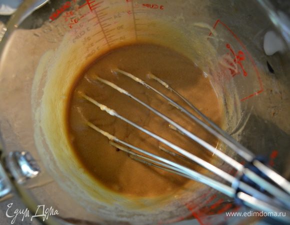 Отдельно смешаем корич. сахар с размягчен.слив.маслом или используем миксер.Взбиваем на сред.скорости примерно 3 мин.до мягкого состояния.Затем добавим яйца и ванилин,смешаем тщательно.