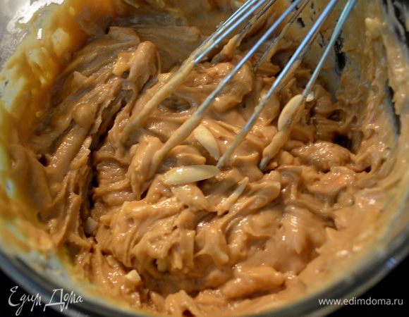 Теперь добавим в эту смесь перемешанную муку на медлен. скорости и добавляем наш сушеный миндаль  пластинками или в любой др.нарезке 3/4 стак.