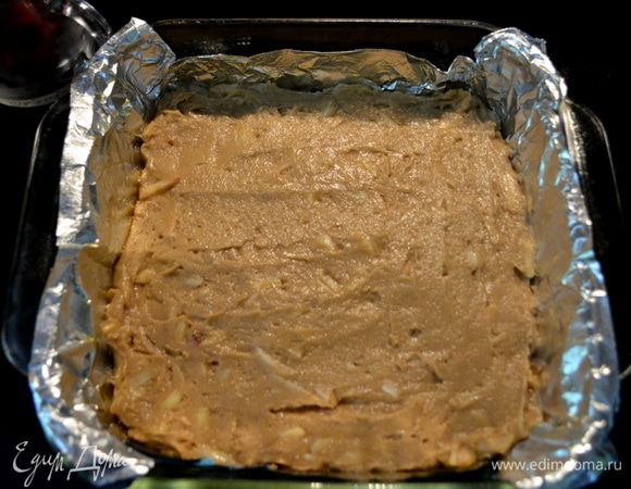 Выкладываем наше тесто в форму,разравняем лопаткой.