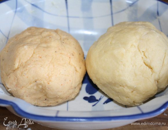 Разделить тесто на две части.В одну добавить молотый чёрный перец и паприку.Во вторую-ванилин(по желанию).