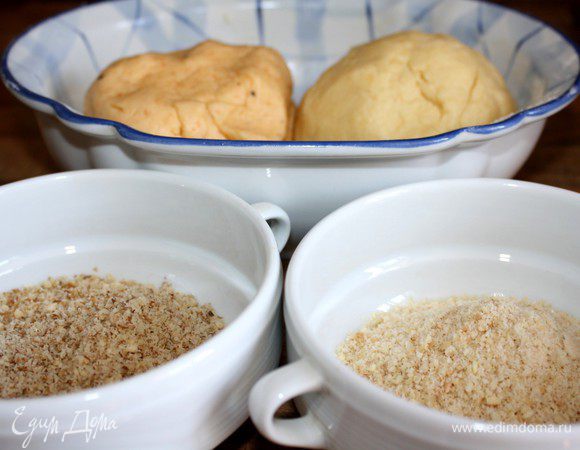 Орехи отдельно размолоть до мелкой крошки.Часть орехов(ок.20 гр)смешать с тестом(грецкие-в перчённое тесто,миндаль-в тесто с ванилином)