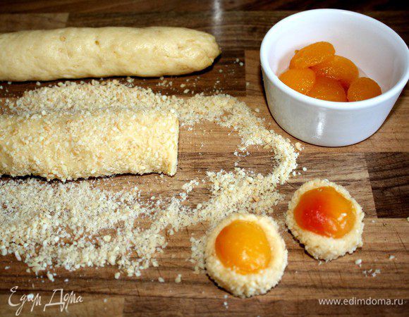 С тестом для сладких печений проделать все те же операции,только обвалять их в миндале.В углубление можно положить кусочки мармелада,хорошо вымоченные сухофрукты или ягоды из варенья.Можно оставить углубление пустым,а заполнить его джемом или густым пудингом после остывания.