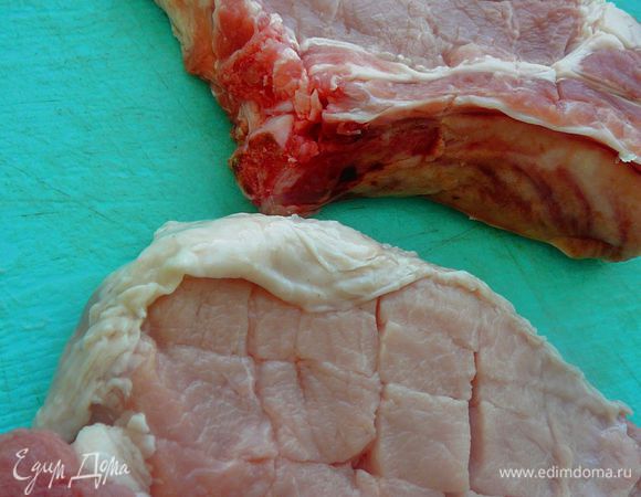 Отбивные вымыть и протереть бумажными полотенцами.Сделать ножом на отбивной неглубокие надрезы,в виде решетки.Надрезы делать с двух сторон.