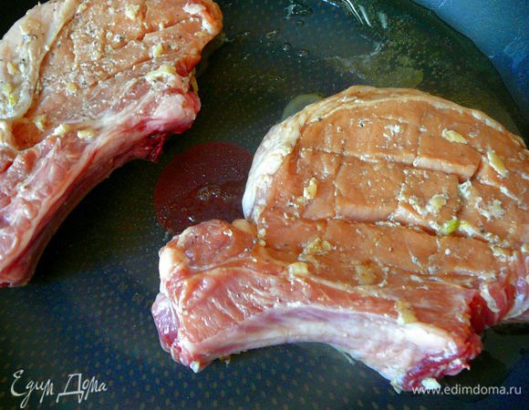 Втереть чесночное-перечное масло в промариновавшиеся в вустер соусе отбивные,тщательно втирать  в разрезы.Нагреть сковороду,добавить пару столовых ложек оливкового масла и на горячую сковороду выложить отбивные.Поджарить с каждой стороны до слегка золотистой корочки,в течении 2-3минут на каждую сторону.