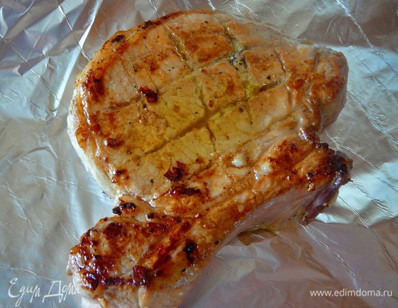 Разогреть духовой шкаф,до 170С.Поджаренную отбивную,уложить на кусок фольги и полить образовавшимся при жарке соком.