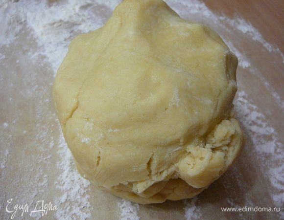 Муку просеять,добавить сахар,соль,перемешать.В блендере смешать муку и нарезанное кусочками сливочное масло.Смешать до образования крошек.Добавить растительное(оливковое )масло и воду.Перемешать до образования единого комка.Завернуть тесто в пищевую пленку и отправить в холодильник на 2 часа.