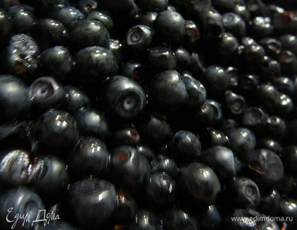 Чернику промыть и дать стечь воде.