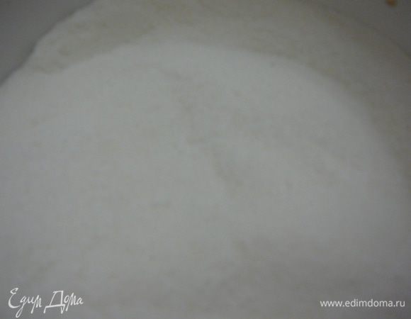 Смешать в емкости сахар для начинки,лимонную цедру и крахмал.