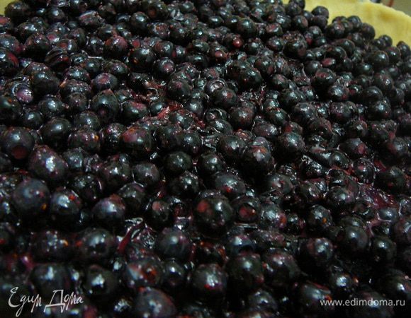 Всыпать смесь из крахмала и сахара в чернику и тщательно перемешать.