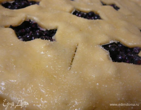 Смазать взбитым яйцом и присыпать ванильным сахаром.