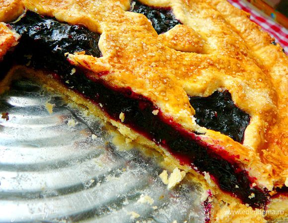 Только когда Вы дадите пирогу полностью остыть,начинка схватится и не будет вытекать.На полное остывание уйдет примерно час,полтора. 