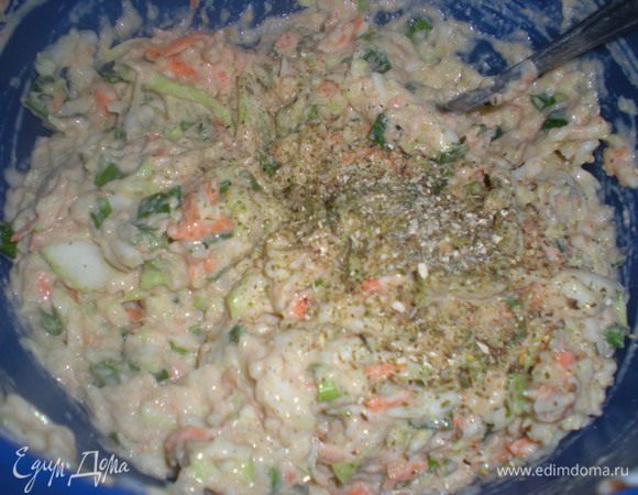 Добавить яйцо, муку и приправы.