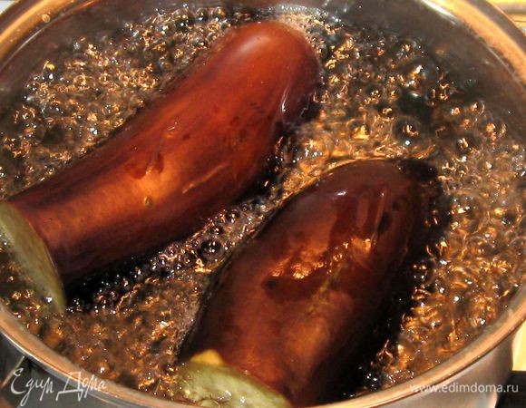 Баклажаны проколоть ножом или вилкой в нескольких местах. Положить в подсоленную кипящую воду.Варить под крышкой в течении 5-7 минут.