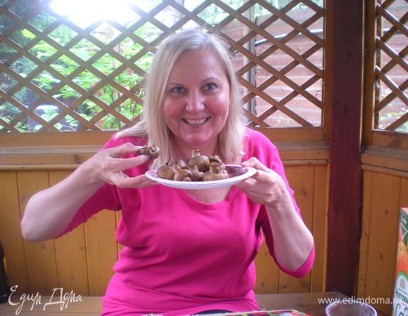 Посолите, поперчите и хорошо перемешайте. Оставьте на 30 минут или более длительное время. Нанижите шампиньоны на шампуры так же, как и шашлык. Жарьте на углях до румяности. Готовые грибы улетают очень быстро! Получаются очень сочные внутри!