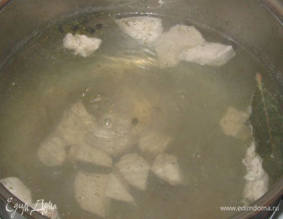 Мелко порезать филе. Залить кипятком. Посолить, добавить укроп, перец горошком, лавровый лист. Варить в течении 15 минут