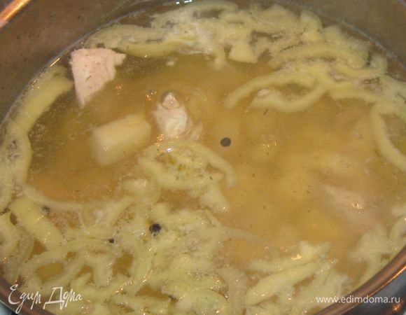 Положить в кастрюлю,порезанный кубиками картофель. Через 5 минут добавить болгарский перец, порезанный мелко. Варить еще 5 минут.