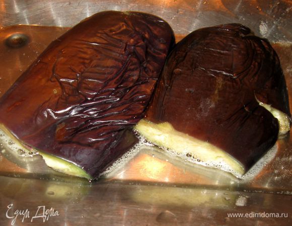 Баклажаны выложить на плоское блюдо, а сверху -небольшую досточку. Придавать руками(или поставить груз), чтобы вышел сок.