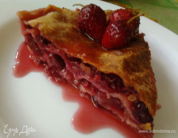 еще один вариант начинки:
200 г вишни,
200 г черешни,
200 г красной смородины,
100 г клубники,
здесь можно добавить больше сахара