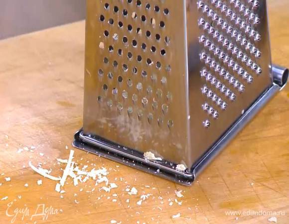 Сыр натереть на мелкой терке.