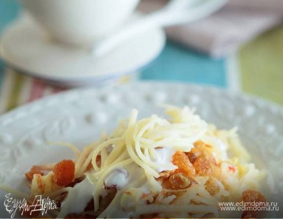 Смешать сыр с яблоком, добавить изюм и йогурт.