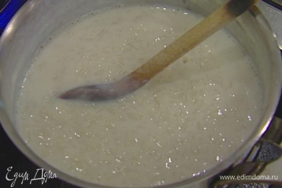 Залить рисовые хлопья молоком и варить около 5 минут, пока каша не загустеет.