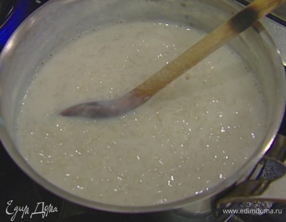 Залить рисовые хлопья молоком и варить около 5 минут, пока каша не загустеет.