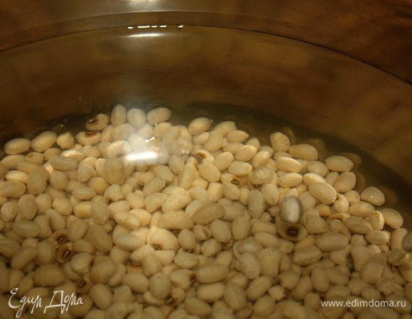 Стакан сухой фасоли промыть, залить семью стаканами холодной воды и поставить на огонь. Когда вода с фасолью закипит, снять с огня и оставить в кастрюле остывать на час минимум. Через час вернуть ее на огонь и варить 30 минут. Все, фасоль готова!