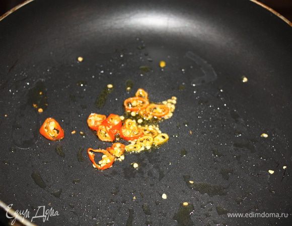 Пока фасоль доваривается нужно приготовить заправку. Разогреть на сковороде растительное масло и несколько секунд обжарить на нем острый перец (я обычно в этот момент добавляю немного тимьяна, но в этот раз у меня его не было).