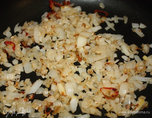 Добавить лук и тоже слегка обжарить.