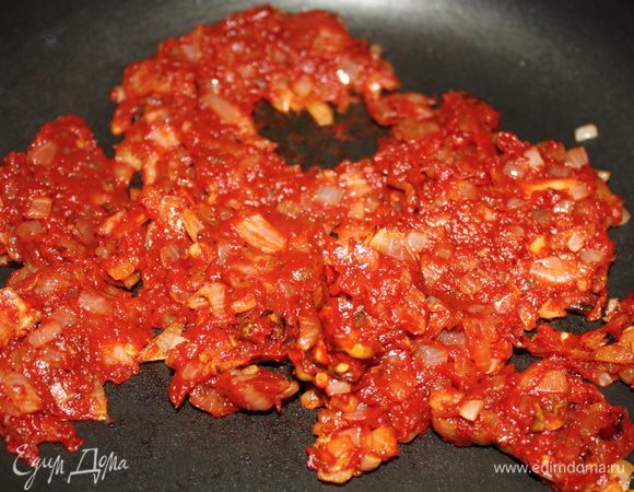 Следом отправляется томатная паста, обжаривается 1-2 минуты.