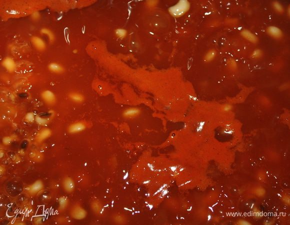 Положить заправку в кастрюлю к сварившейся фасоли, посолить, добавить паприку и варить еще минут 20, до консистенции густого соуса. 