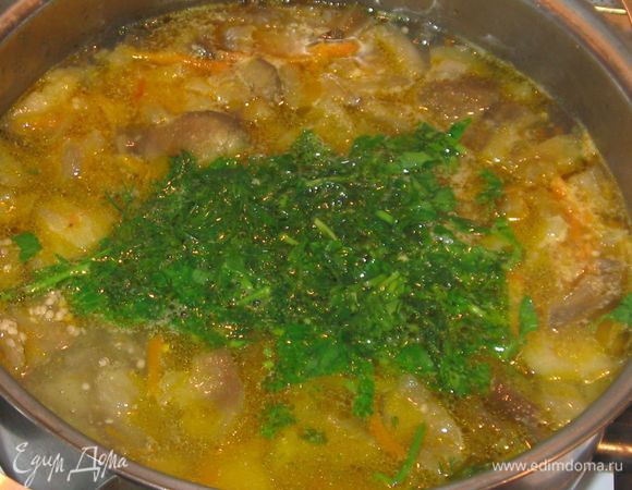 Добавить обжаренные овощи в кастрюлю с супом. Проварить еще 1-2 минуты. Положить мелкопорезанную зелень. Суп готов. Дать ему настояться в течении 10 минут.