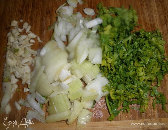 Зелень, лук и чеснок порубить. 