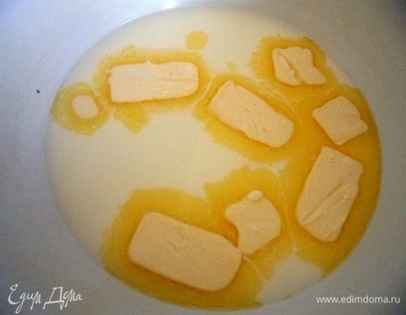 Молоко и воду смешать, добавить соль и размягченное сливочное масло, поставить на огонь и довести до кипения (масло должно полностью раствориться)