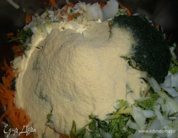 Добавить просеянную муку. Все перемешать до получения консистенции густого теста. 