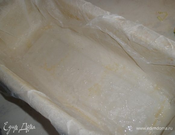 Форму выложить бумагой для выпечки. Выложить туда овощную массу. 