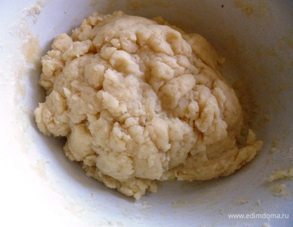 Затем добавить муку и размешать до гладкой эластичной массы, проварить пару минут.