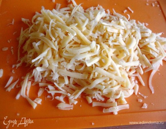 Дать тесту остыть. Тем временем натираем на терке сыр.
