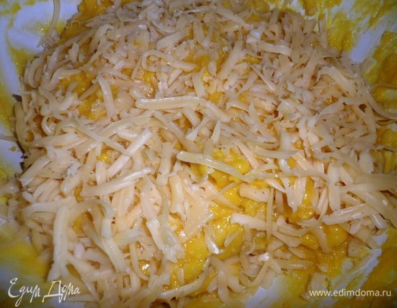 Добавить в тесто по яйца по одному и хорошо размешать (у меня получилось очень желтое тесто, т.к. яйца были деревенские и желтки в них как солнышко). Добавить натертый сыр и снова вымешать тесто.