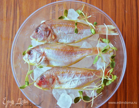 Рыбу тщательно промыть под проточной водой и удалить всю чешую