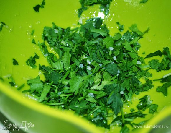Мелко порубить кинзу и петрушку, добавить к ним несколько веточек тимьяна(только листики). Выдавить к зелени чеснок, добавить оливковое масло, сок половины лимона и соль.