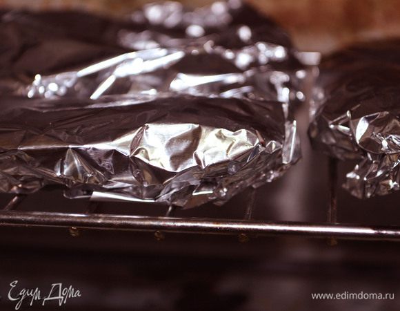 Разогреть духовку, выложить рыбу на решетку и запекать при 180 градусах 40 мин. 