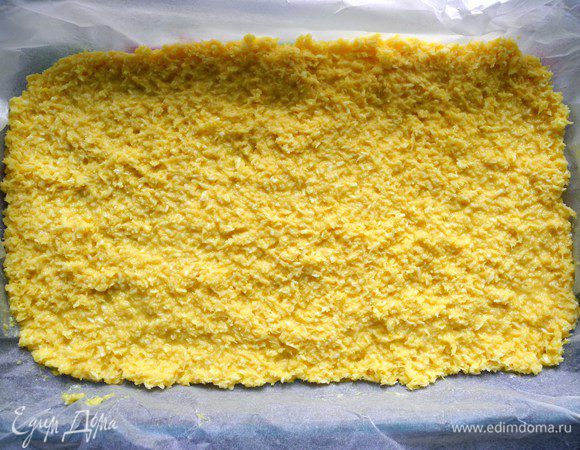 Для кокосового слоя смешиваем все ингредиенты и выкладываем в форму, застеленную бумагой для выпечки. У меня были деревенские яйца, поэтому слой получился желтым)))

