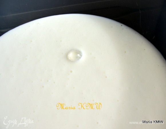 Влейте кефир в большую миску. Добавьте сахар, соль и соду (не гасите, это происходит самой собой в кефире). Тщательно перемешайте, постепенно всыпьте просеянную муку (немного оставьте для подсыпания). Замесите мягкое тесто.