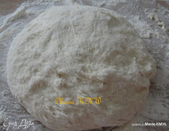 Если тесто будет липнуть к рукам, тогда нужно посыпать его мукой. Сильно это тесто вымешивать нельзя, иначе оно будет резиновым, а пышки как подошва. 