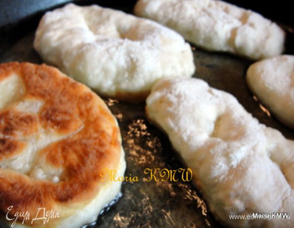 Далее разогрейте сковороду с растительным маслом и обжарьте с обеих сторон до румяной корочки.